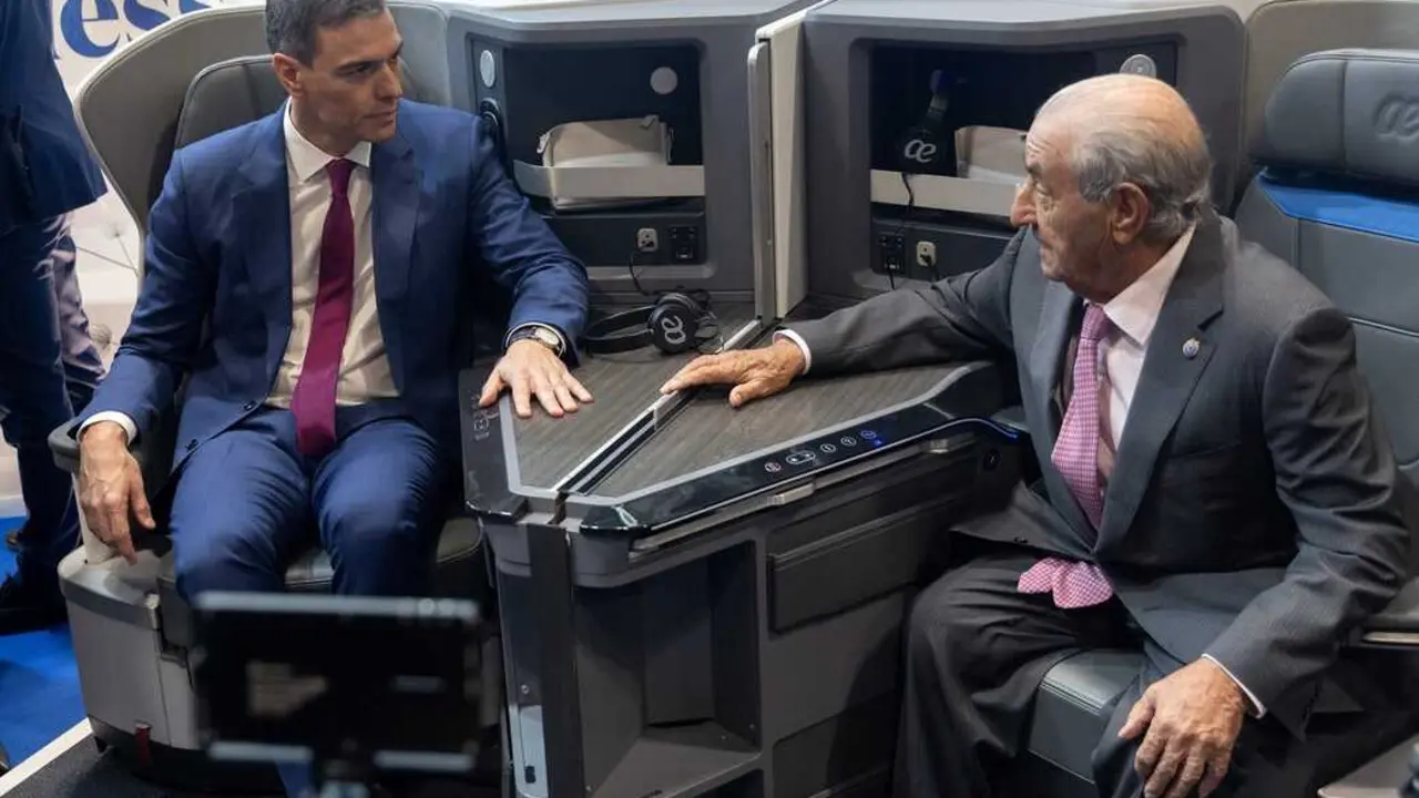 El presidente del Gobierno, Pedro S&aacute;nchez (i), y el presidente de Globalia, Juan Jos&eacute; Hidalgo (d). / Eduardo Parra