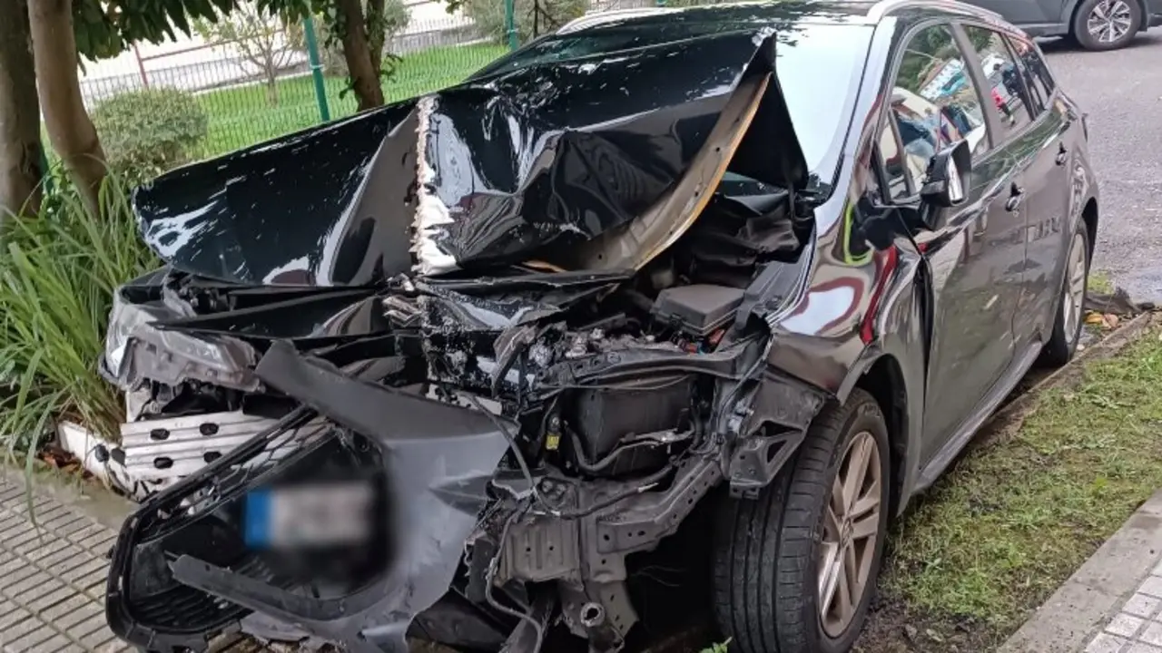 Estado del coche tras la colisi&oacute;n con el IES. / bomberos santander
