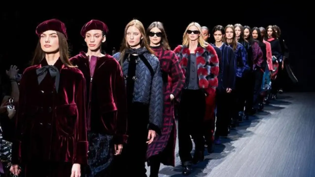 El oto&ntilde;o 2025 viene con todo: ante, estampados animal print y vol&uacute;menes XXL. / EMPORIO ARMANI