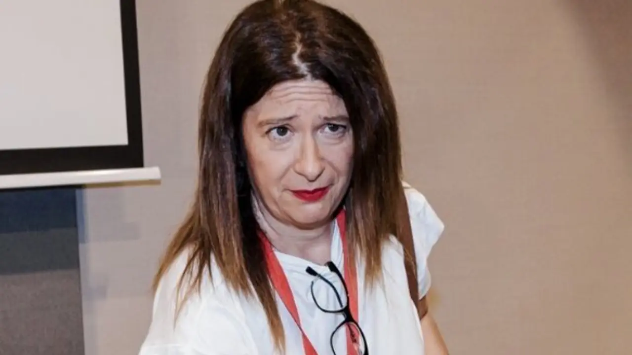 La exmilitante socialista Leire D&iacute;ez llega a una rueda de prensa. / Carlos Luj&aacute;n