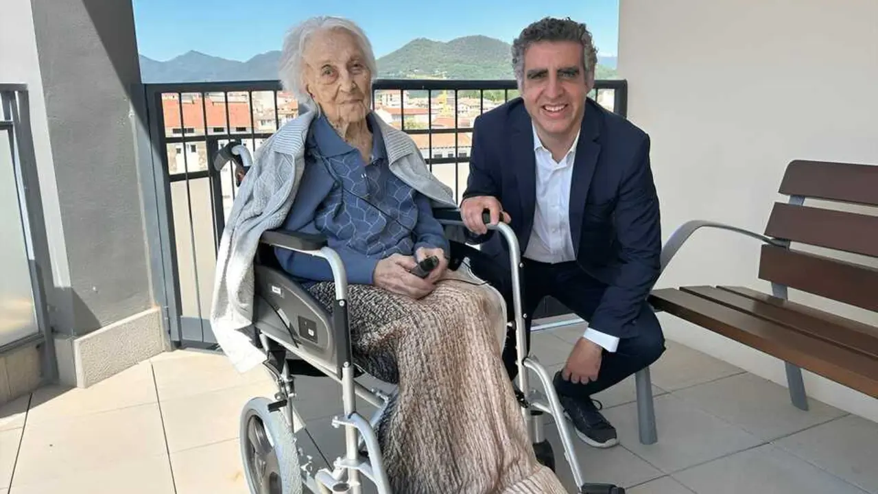 Maria Branyas con Manel Esteller, un m&eacute;dico espa&ntilde;ol. / EP