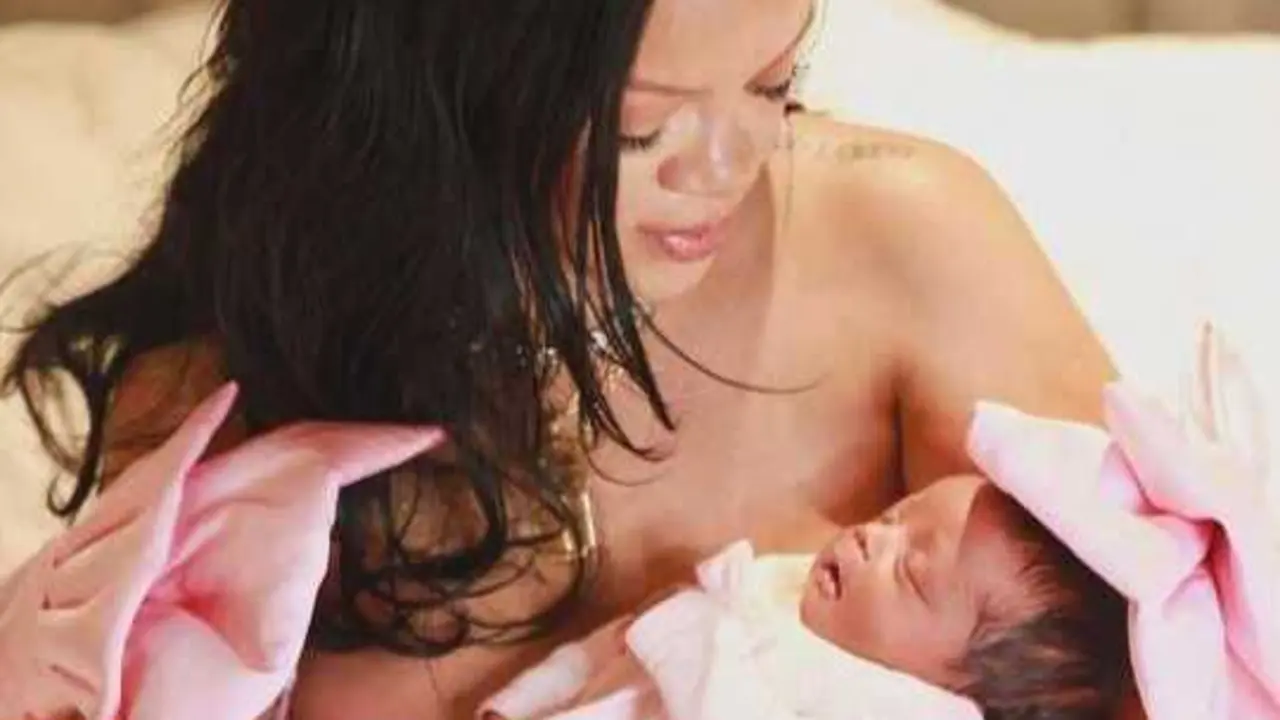 Rihanna presenta a su hija. / IG