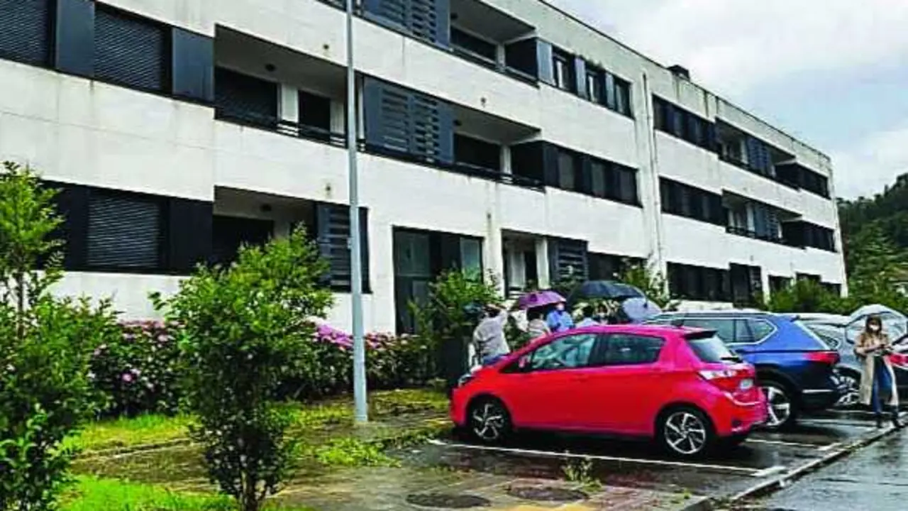 Varias personas en las viviendas VPO de Ganzo en Torrelavega. / Alerta