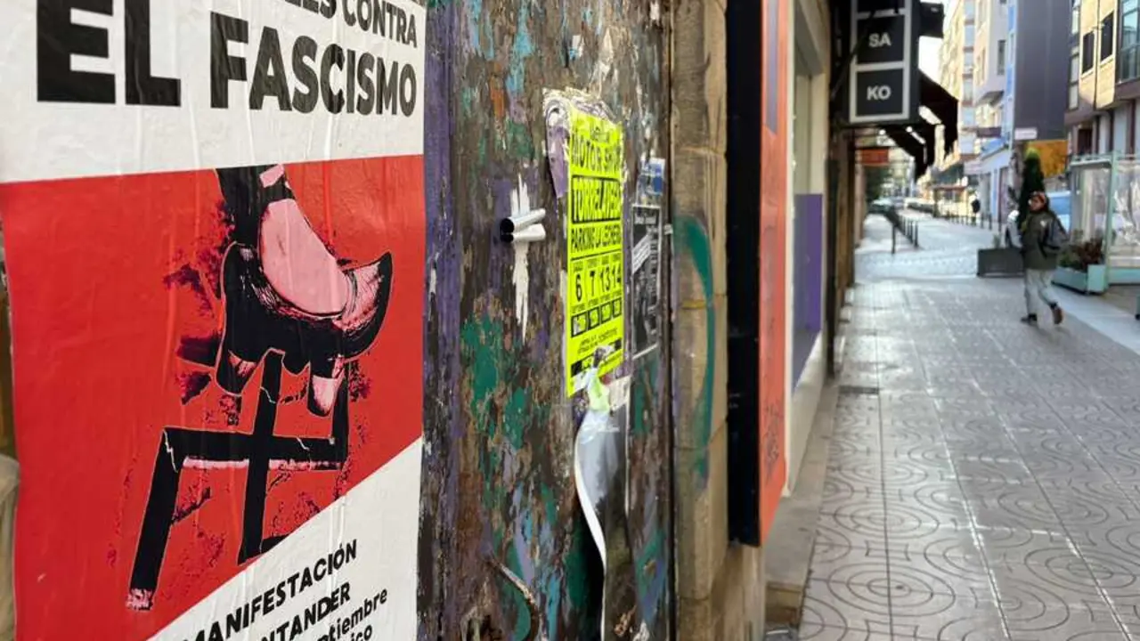 Un cartel con la manifestaci&oacute;n en Santander. / A.E