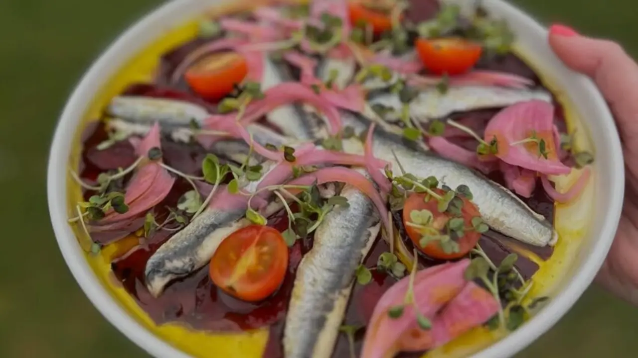 Boquerones en vinagre con piquillos confitados. / R.R.