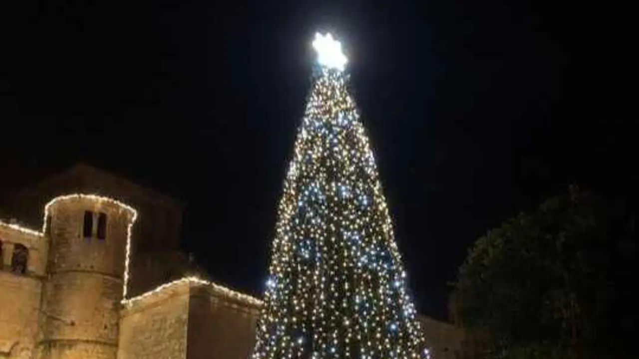 &Aacute;rbol de navidad ubicado en Santillana del Mar. / V.G.