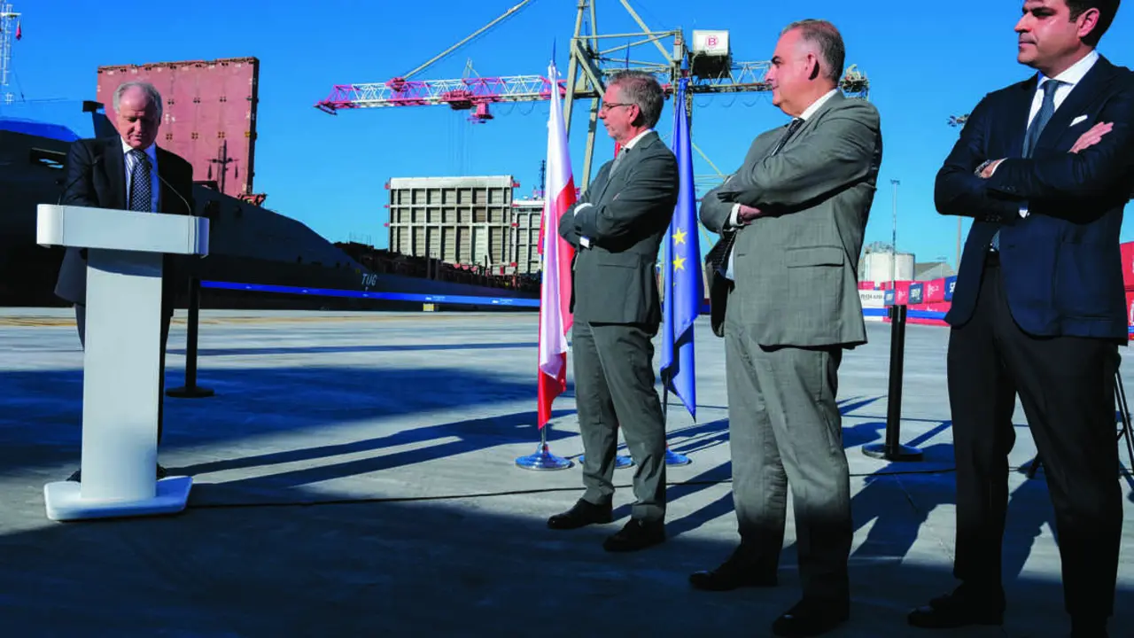 aer / santander

El Puerto de Santander ha dado un importante paso hacia la optimizaci&oacute;n de su capacidad operativa con la inauguraci&oacute;n de las obras de prolongaci&oacute;n de las v&iacute;as para gr&uacute;as portacontenedores en el muelle de Raos 3. El evento ha contado con la presencia de varios representantes del Gobierno de Cantabria, como los consejeros de Fomento, Vivienda, Ordenaci&oacute;n del Territorio y Medio Ambiente, Roberto Media, y de Industria, Empleo, Innovaci&oacute;n y Comercio, Eduardo Arasti. La obra, que ha supuesto una inversi&oacute;n cercana a los 2,5 millones de euros financiados por la Autoridad Portuaria, permitir&aacute; que dos buques puedan operar simult&aacute;neamente, mejorando la eficiencia y reduciendo los tiempos de tr&aacute;nsito.
El acto inaugural tambi&eacute;n ha contado con la participaci&oacute;n de C&eacute;sar D&iacute;az, presidente de la Autoridad Portuaria de Santander; Pedro Casares, delegado del Gobierno en Cantabria; Enrique Conde, presidente de CEOE-Cepyme; Tom&aacute;s Dasgoas, presidente de C&aacute;mara Cantabria; e Ignacio Boluda, presidente ejecutivo de Boluda Shipping. Este proyecto supone un avance significativo en la capacidad operativa del Puerto de Santander, consolidando su papel estrat&eacute;gico en el tr&aacute;fico de contenedores.
El consejero de Industria, Eduardo Arasti, ha destacado la importancia de esta obra como respuesta a las necesidades actuales de la terminal de contenedores, indicando que permitir&aacute; duplicar la capacidad de rendimiento del Muelle Raos 3. &laquo;La infraestructura permitir&aacute; reducir los tiempos de tr&aacute;nsito en siete d&iacute;as y optimizar el almacenamiento en la campa&raquo;, ha subrayado. Arasti ha puesto en valor el &laquo;crecimiento exponencial&raquo; del tr&aacute;fico de contenedores en el Puerto de Santander durante 2024, a&ntilde;o en el que se alcanzaron casi 150.000 contenedores, un incremento del 161,1% respecto al a&ntilde;o anterior. Este aumento en la actividad ha situado a Santander en el puesto n&uacute;mero 11 en el ranking de los puertos espa&ntilde;oles.

Plan de Internacionalizaci&oacute;n Cantabria 2025-2028. En su intervenci&oacute;n, Arasti tambi&eacute;n ha hablado de los desaf&iacute;os actuales que enfrentan los puertos y las empresas, citando la recesi&oacute;n econ&oacute;mica en Europa, las tensiones geopol&iacute;ticas, los cambios en las cadenas de suministro y las barreras comerciales. En este sentido, ha defendido el Plan de Internacionalizaci&oacute;n Cantabria 2025-2028, una iniciativa estrat&eacute;gica dise&ntilde;ada en colaboraci&oacute;n con el ICEX y las empresas del sector, cuyo objetivo es reforzar el acompa&ntilde;amiento a las empresas c&aacute;ntabras en su salida a mercados internacionales. Este plan tiene como foco la diversificaci&oacute;n geogr&aacute;fica, la atenci&oacute;n a mercados emergentes y la digitalizaci&oacute;n y sostenibilidad como pilares de competitividad internacional. Adem&aacute;s, Arasti ha resaltado la importancia de la cooperaci&oacute;n tecnol&oacute;gica y la inteligencia comercial para anticipar riesgos y oportunidades en un entorno global cada vez m&aacute;s cambiante.
&laquo;El plan debe ser una herramienta clave para reducir la vulnerabilidad de la econom&iacute;a c&aacute;ntabra ante shocks externos y consolidar una base exportadora m&aacute;s s&oacute;lida, diversificada y resiliente&raquo;, ha asegurado el consejero.

Apuesta por la eficiencia y el futuro del Puerto de Santander. El presidente de la Autoridad Portuaria, C&eacute;sar D&iacute;az, ha remarcado que el objetivo del Puerto de Santander es consolidarse como un &laquo;nodo de transporte &aacute;gil, fiable y cercano&raquo; que siga siendo un motor econ&oacute;mico fundamental para la Comunidad Aut&oacute;noma. D&iacute;az ha subrayado la importancia de la planificaci&oacute;n y la excelencia en las operaciones log&iacute;sticas, destacando que la entidad ha apostado por un plan de inversiones p&uacute;blicas y privadas de m&aacute;s de 270 millones de euros hasta el horizonte de 2030. Esto incluye, entre otras iniciativas, la ampliaci&oacute;n y modernizaci&oacute;n de las infraestructuras portuarias.
Por su parte, el delegado del Gobierno, Pedro Casares, ha destacado el hito que representa este proyecto para la actividad portuaria y para toda Cantabria. En su intervenci&oacute;n, Casares ha elogiado a Boluda Shipping por su contribuci&oacute;n al &eacute;xito de la terminal, que ha supuesto un &laquo;antes y un despu&eacute;s&raquo; en las operaciones del puerto. Adem&aacute;s, el delegado ha anunciado que el pr&oacute;ximo a&ntilde;o se abordar&aacute; la construcci&oacute;n de la autov&iacute;a ferroviaria que conectar&aacute; el Puerto de Santander con la meseta, asegurando que contar&aacute; con todas las inversiones necesarias para llevar a cabo este importante proyecto.

Boluda Shipping: un cambio radical en la operativa portuaria. Ignacio Boluda, presidente ejecutivo de Boluda Shipping, ha resaltado la mejora que supone la prolongaci&oacute;n de las v&iacute;as para la eficiencia de las operaciones en el Puerto de Santander. Gracias a esta infraestructura, la terminal ser&aacute; capaz de operar con dos barcos simult&aacute;neamente, lo que optimiza el proceso de carga y descarga y mejora los tiempos de respuesta. Boluda tambi&eacute;n ha avanzado que, este a&ntilde;o, prev&eacute;n superar las 150.000 toneladas en tr&aacute;fico de contenedores en el puerto de Santander, consolidando as&iacute; el crecimiento sostenido de la actividad en la d&aacute;rsena c&aacute;ntabra.

Detalles de la actuaci&oacute;n en Raos 3. La obra de prolongaci&oacute;n de las v&iacute;as en Raos 3 ha supuesto la ampliaci&oacute;n en 170 metros lineales de los carriles existentes, que ahora alcanzan los 203 metros. Estos carriles son fundamentales para el desplazamiento de las gr&uacute;as p&oacute;rtico, que realizan las maniobras de carga y descarga de los contenedores. La estructura de los carriles est&aacute; apoyada en vigas de hormig&oacute;n que requieren una cimentaci&oacute;n profunda, realizada mediante pilotes, para soportar los esfuerzos transmitidos por las gr&uacute;as. La obra ha sido ejecutada por la UTE formada por las empresas Europea de Ingenier&iacute;a y Obra Civil, S.L. y Sondeos, Inyecciones y Trabajos Especiales, S.A., y ha supuesto una inversi&oacute;n total de 2.489.365 euros, a cargo de la Autoridad Portuaria de Santander.

Conexiones internacionales y expansi&oacute;n de la terminal. Boluda Maritime Terminals Santander ha reforzado su conectividad internacional con tres escalas semanales que vinculan Santander con diversas rutas de importancia estrat&eacute;gica. Estas rutas conectan el puerto con Portugal, C&aacute;diz, Canarias, Dubl&iacute;n, Liverpool, Tilbury y Rotterdam, facilitando el comercio internacional, especialmente con el hub de Rotterdam, uno de los puntos neur&aacute;lgicos del comercio europeo. / ALERTA