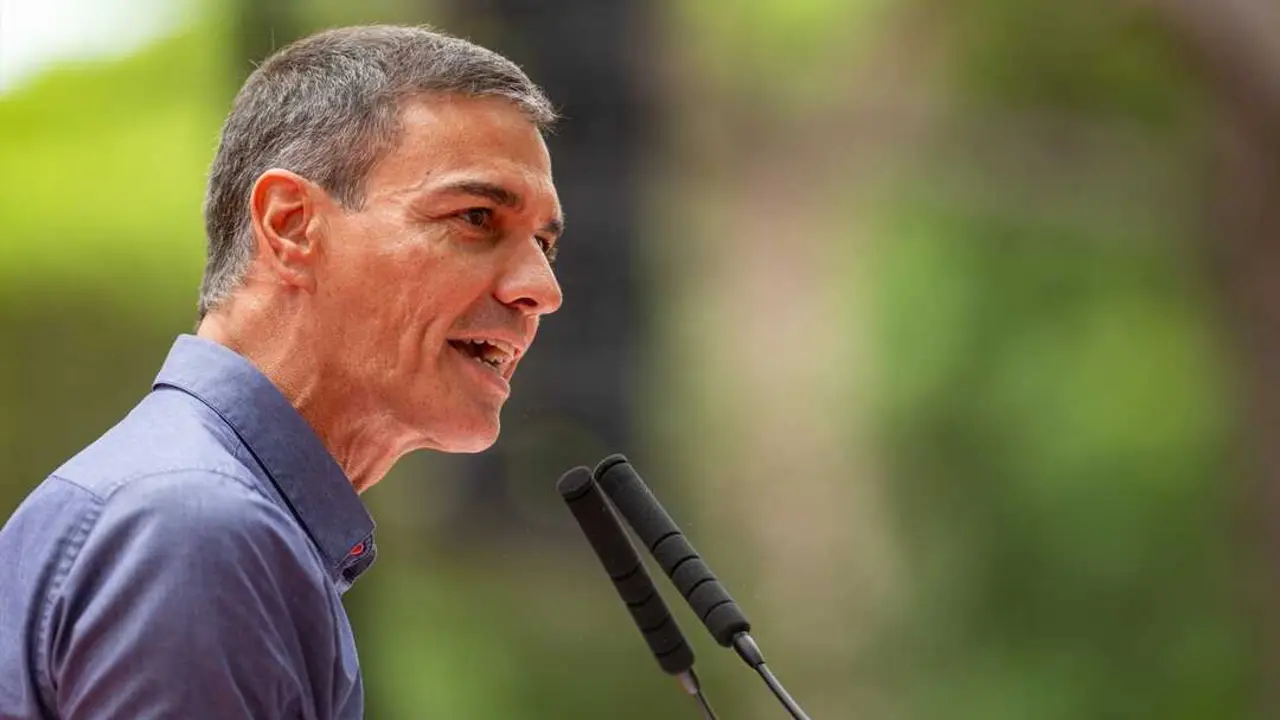 El presidente del Gobierno, Pedro S&aacute;nchez, interviene durante la Fiesta de la Rosa del PSC. / Lorena Sope&ntilde;a
