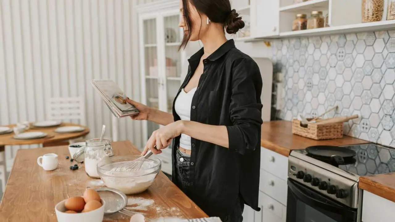 Una persona hace una receta. / A.E