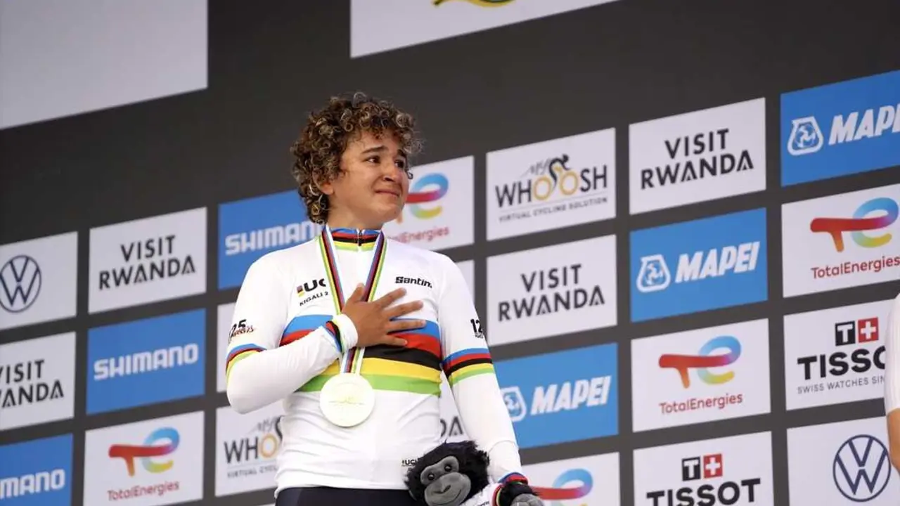 La espa&ntilde;ola Paula Ostiz se corona campeona del mundo j&uacute;nior de ruta. / RFEC