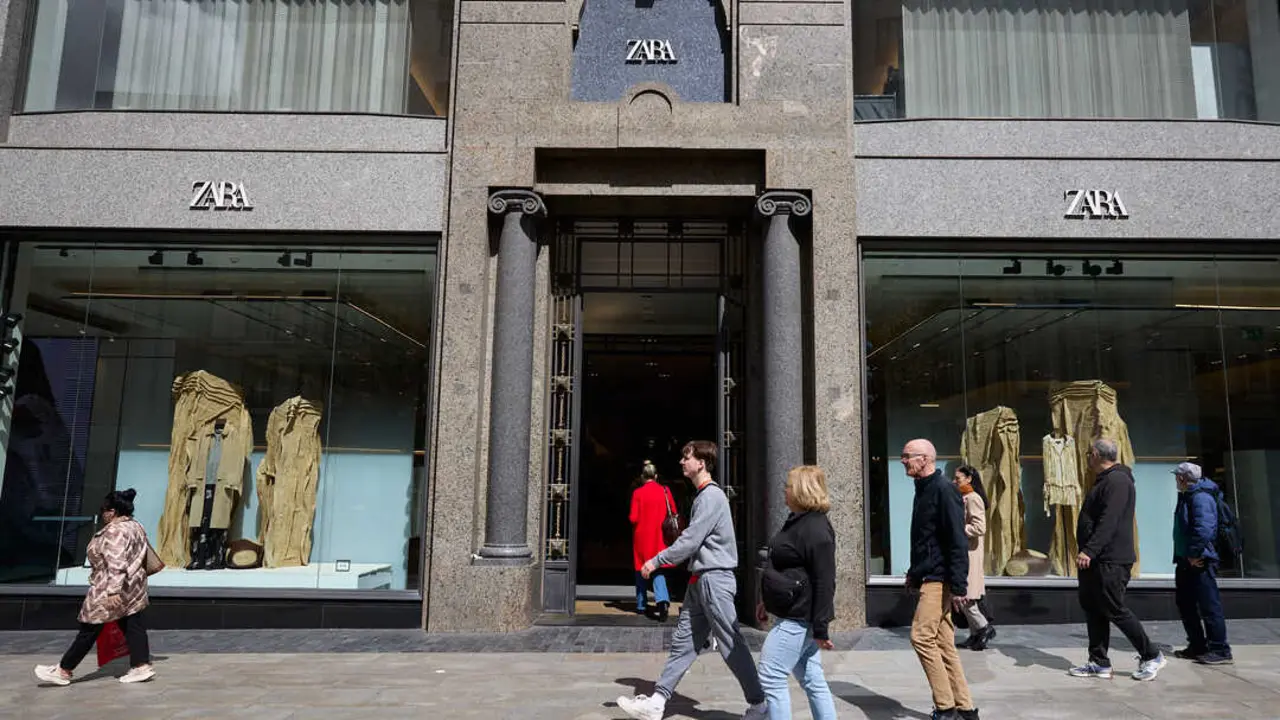 En Madrid, Zara Man ya muestra la nueva estrategia con cafeter&iacute;a propia bajo la marca Zacaff&eacute;. / EP