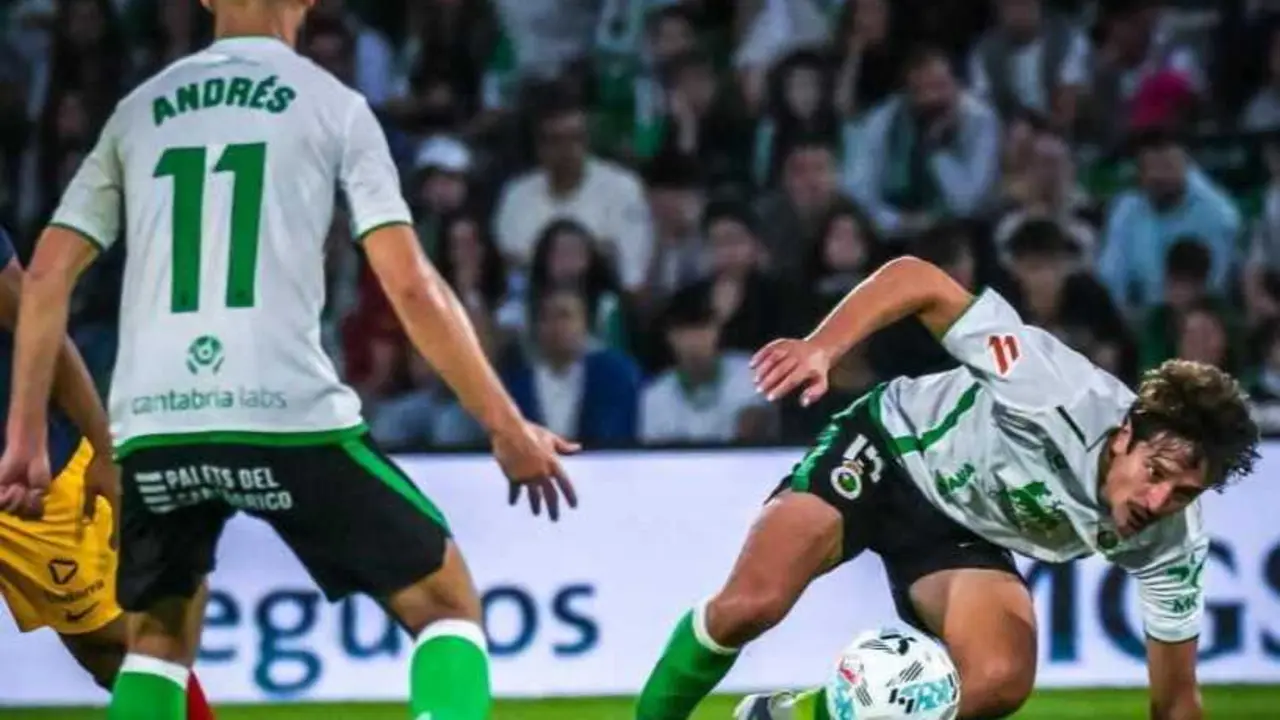 Sangalli tropieza durante una acci&oacute;n del partido. / LH