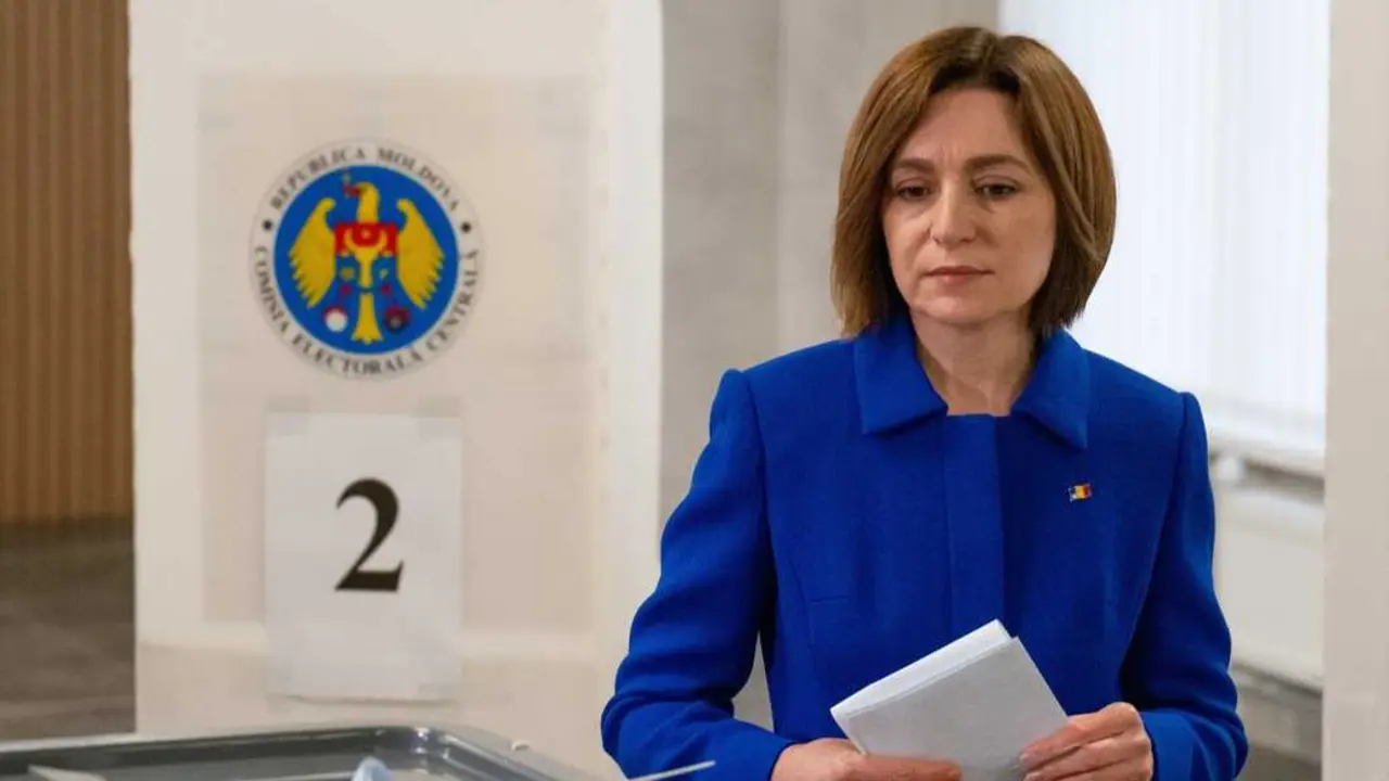 La Presidenta de Moldavia, Maia Sandu, vota en las elecciones parlamentarias de Moldavia de 2025. / EP