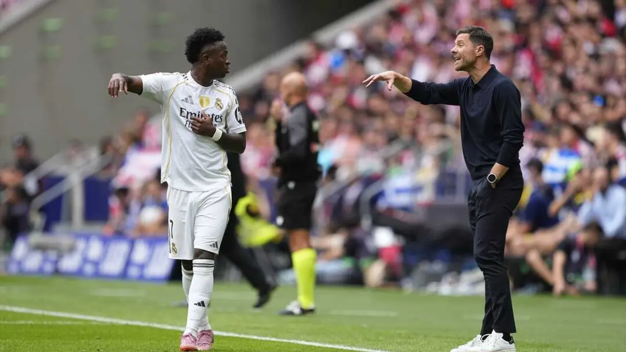 Xabi Alonso, entrenador del Real Madrid, habla con Vinicius Junior durante el partido disputado entre el Atl&eacute;tico de Madrid y el Real Madrid. / EP