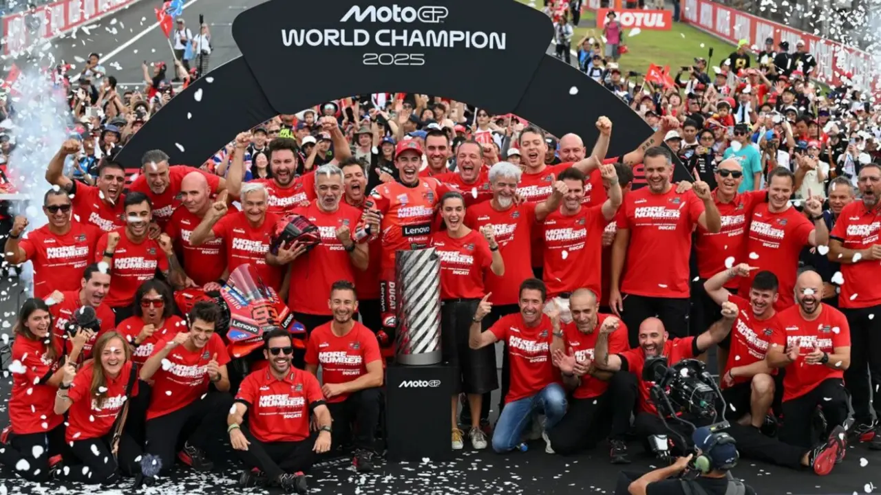 M&aacute;rquez celebra con su equipo la victoria en MotoGP. / MotoGP