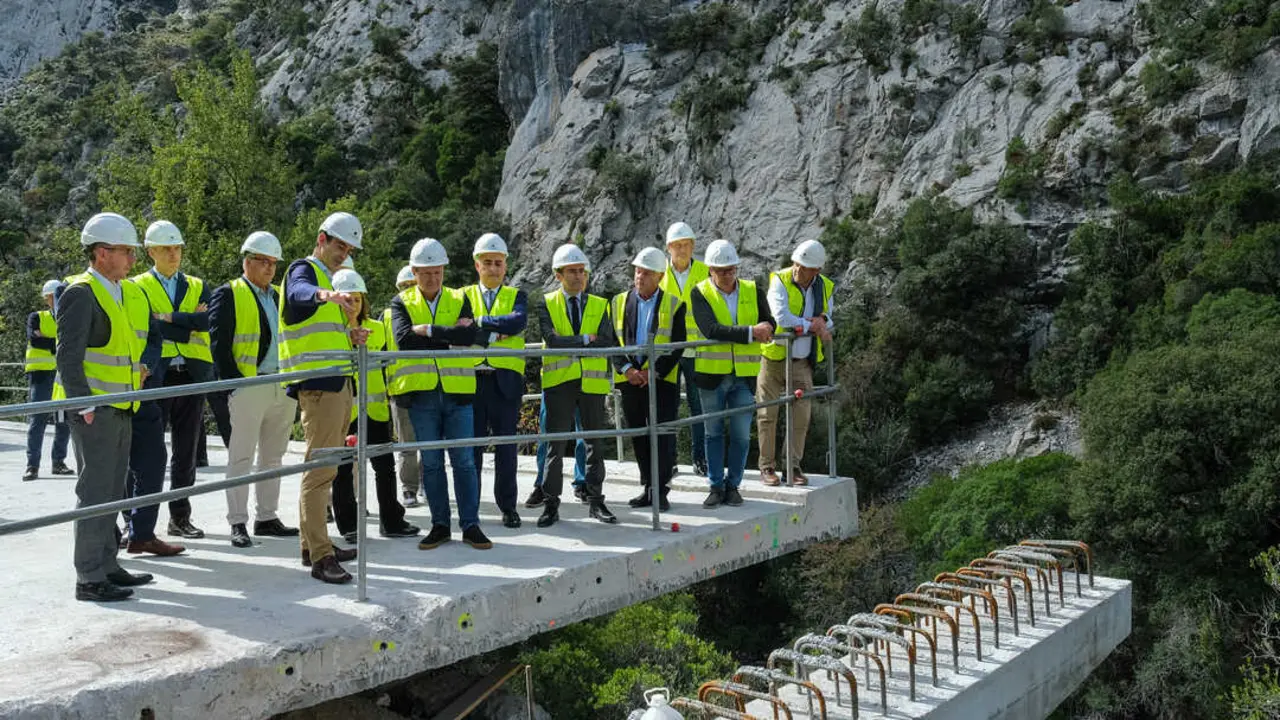 Las autoridades, ayer, en la visita a las obras del Desfiladero de la Hermida. / A.E