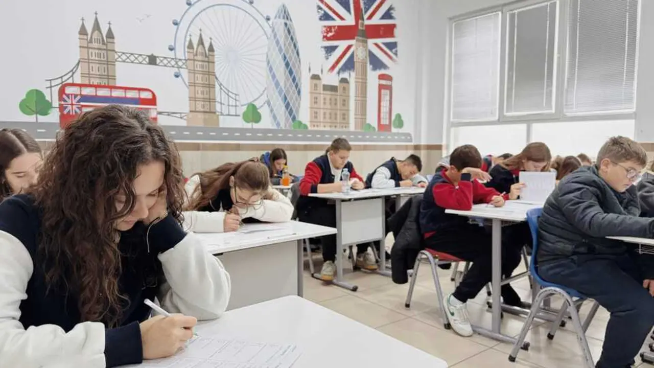 Varios ni&ntilde;os hacen un examen de ingl&eacute;s. / A.E