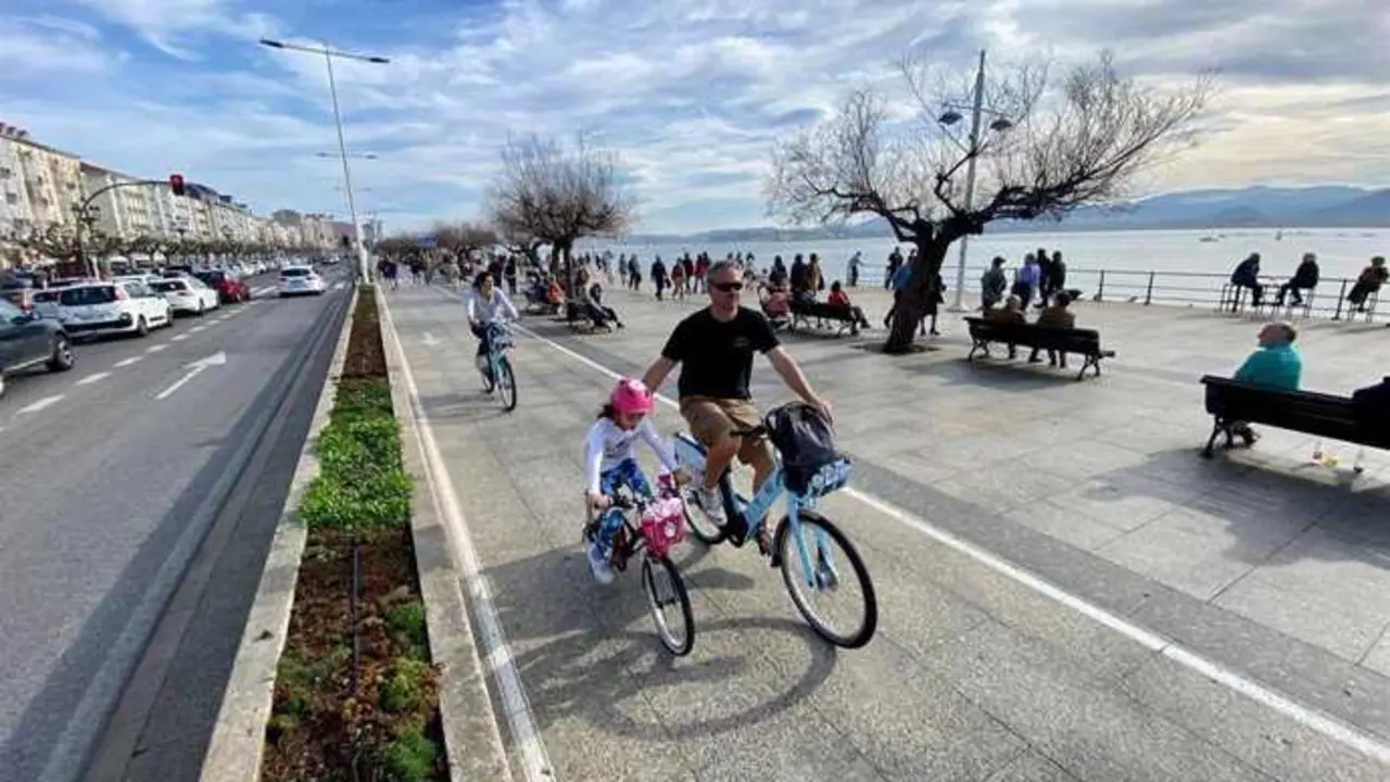 Varias personas dando un paseo en bicicleta. / EP