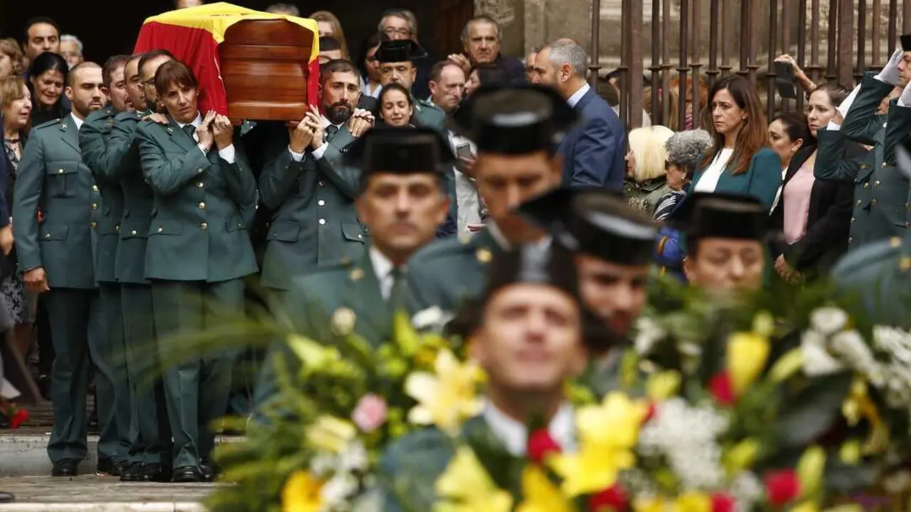 En Granada, misa funeral por el guardia civil fallecido tras ser disparado en Hu&eacute;tor Vega en acto de servicio, a la que asiste el ministro del Interior, Fernando Grande-Marlaska.Salida de la Catedral. / &Aacute;LEX C&Aacute;MARA