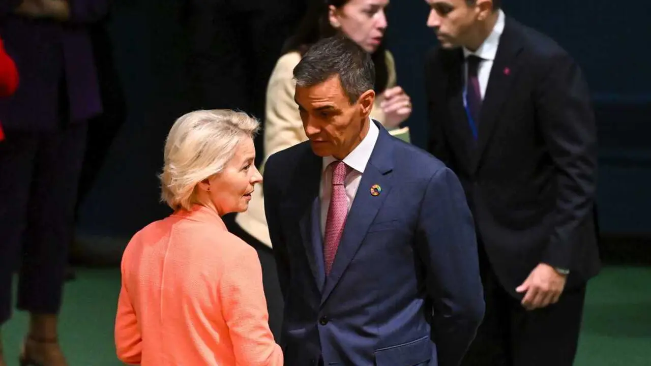 El presidente del Gobierno espa&ntilde;ol, Pedro S&aacute;nchez, habla con la presidenta de la Comisi&oacute;n Europea, Ursula von der Leyen. / Lukas Coch