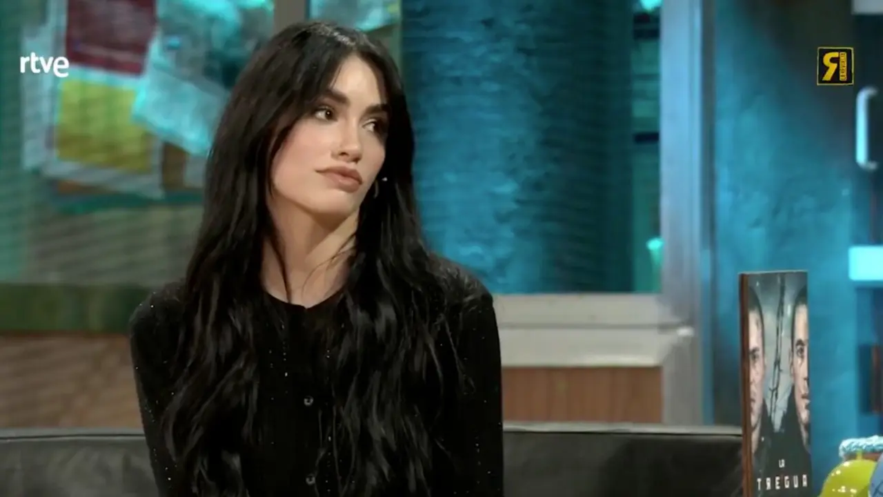 Lali durante la entrevista con Broncano. / La Revuelta