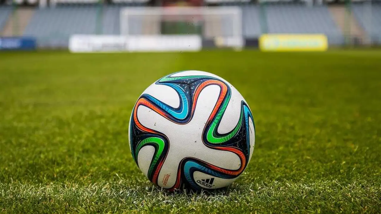 Un bal&oacute;n de f&uacute;tbol sobre el c&eacute;sped. / A.E.