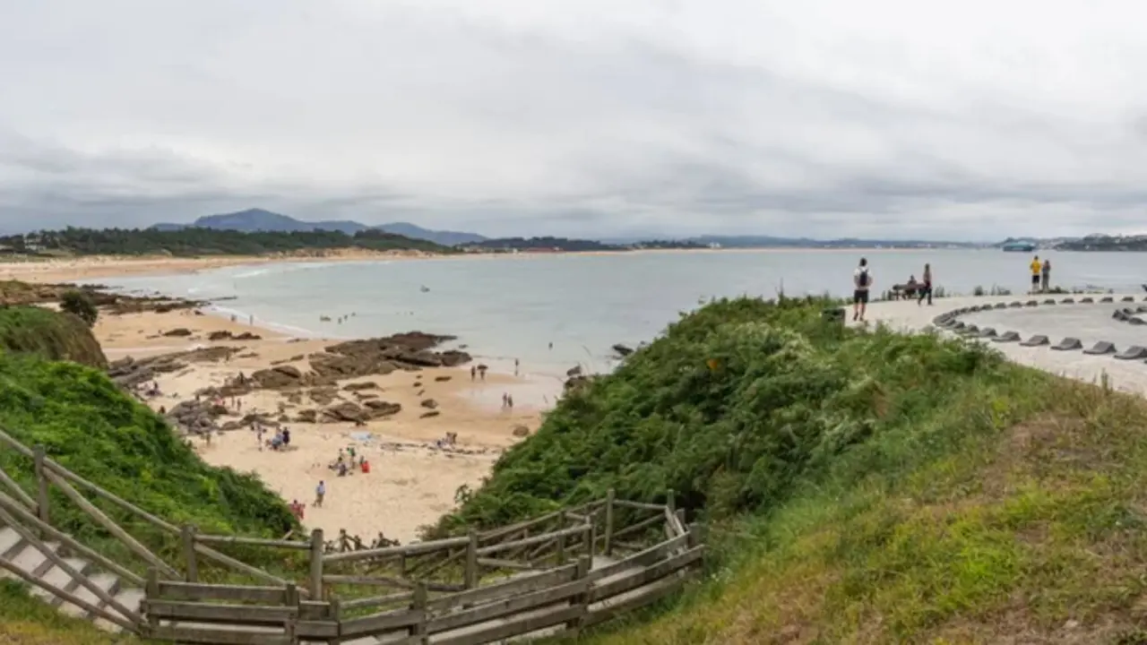 Vistas panor&aacute;micas de los acantilados de Loredo en Cantabria. / A.S.