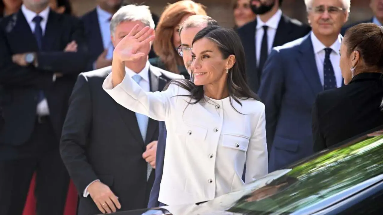 La Reina Letizia a la salida de la entrega de los premios Retina ECO 2025. / Jos&eacute; Oliva