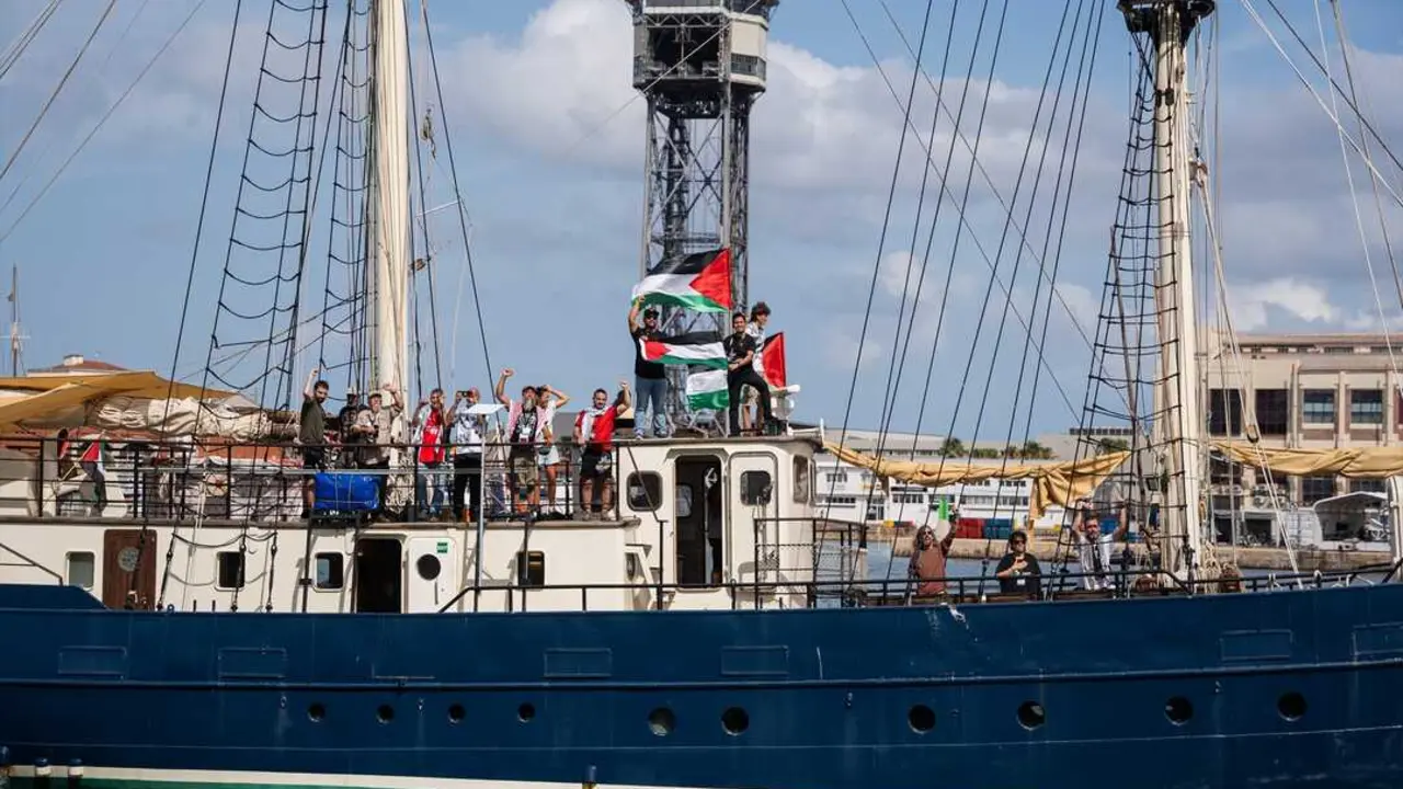 Uno de los veinte barcos de la Flotilla Global Sumud que partieron del Puerto de Barcelona rumbo a Gaza. / EP