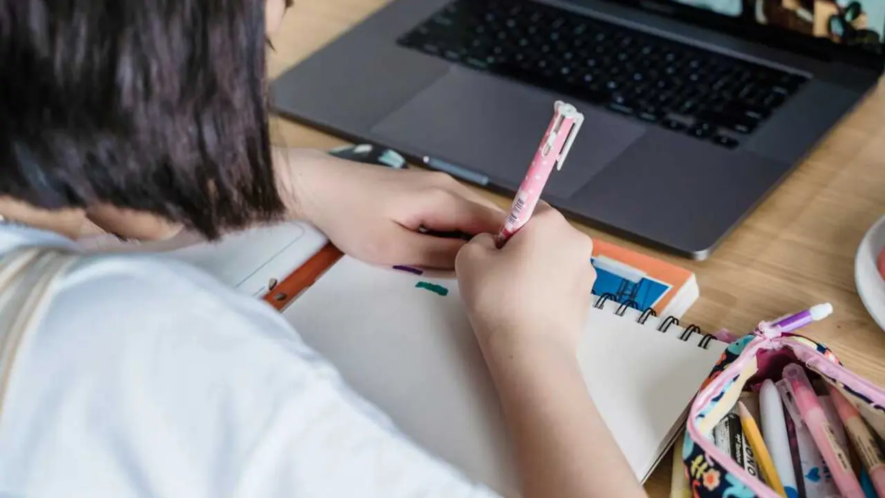Cada noche, millones de ni&ntilde;os pierden horas de sue&ntilde;o&hellip; y con ellas, su capacidad de aprender. / A.E