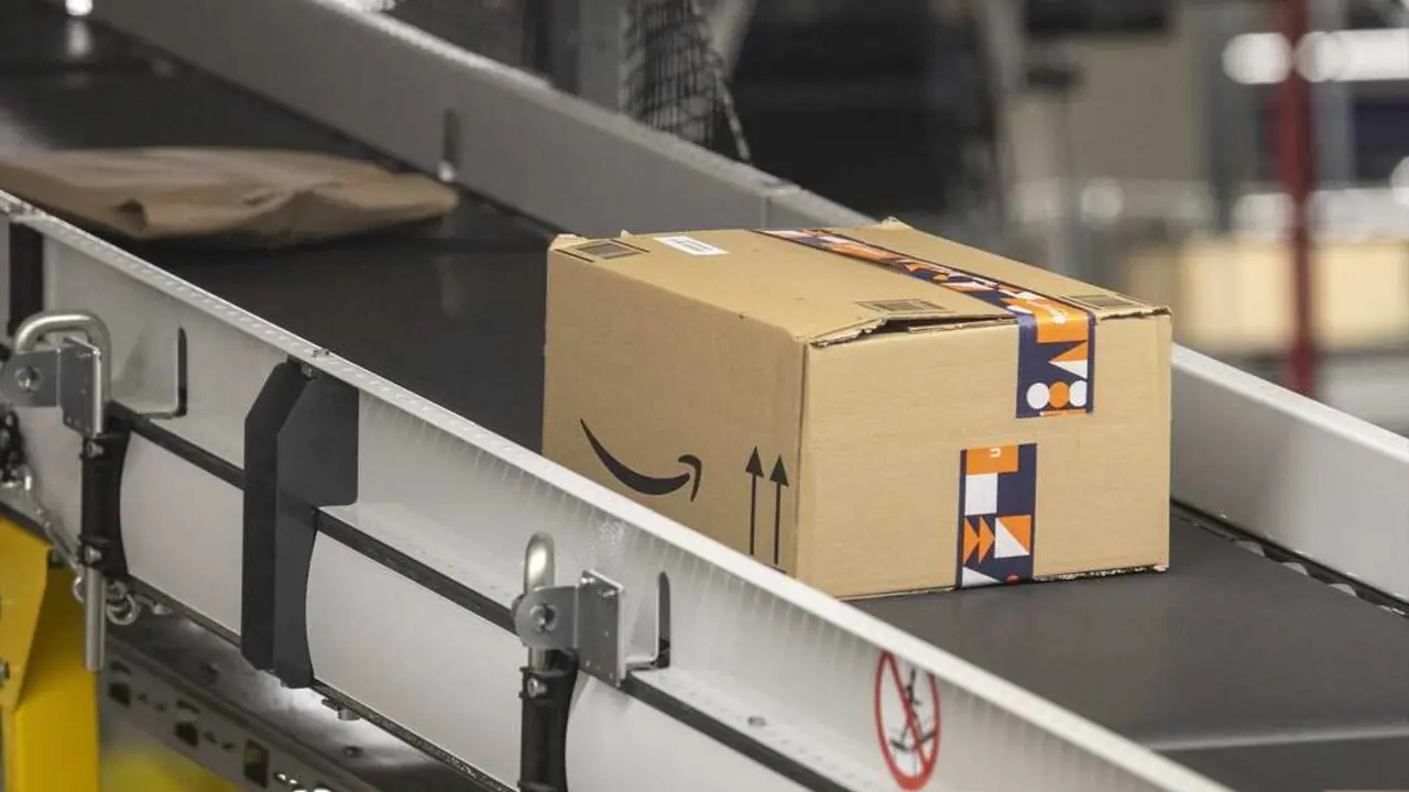 Una caja en el centro Log&iacute;stico de Amazon. / Jorge Peteiro
