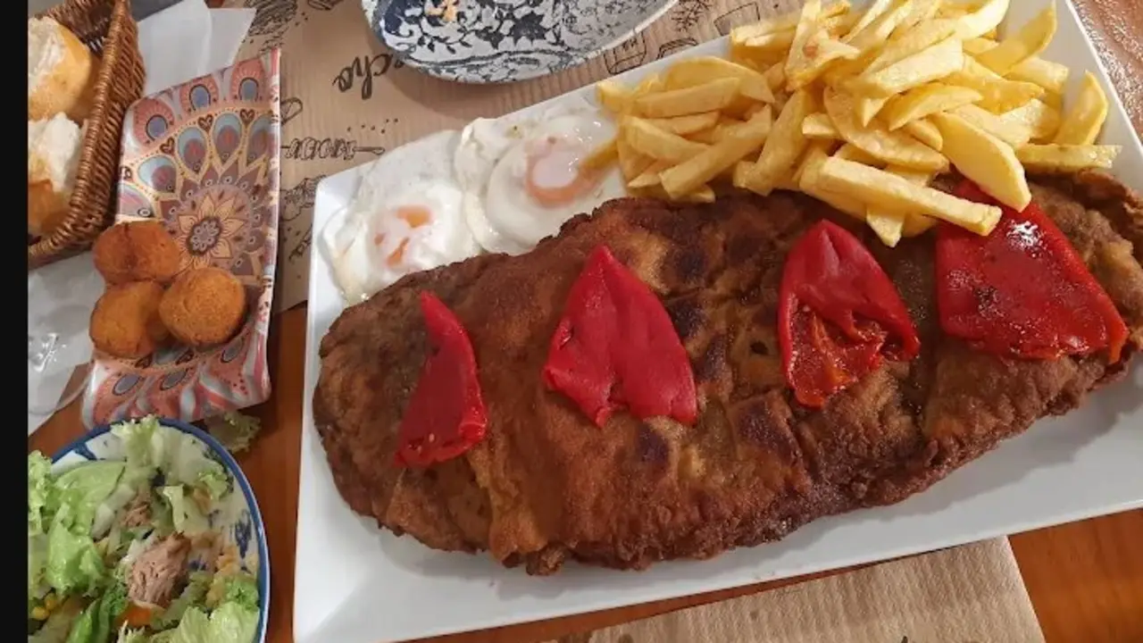 De las croquetas caseras al cachopo estrella, pasando por postres de toda la vida: este bar es una apuesta segura. / A.E