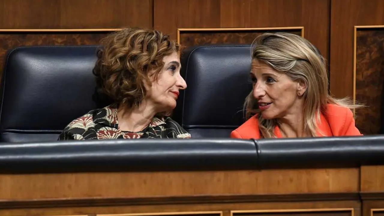 La vicepresidenta primera y ministra de Hacienda, Mar&iacute;a Jes&uacute;s Montero (i) y la vicepresidenta segunda y ministra de Trabajo y Econom&iacute;a Social, Yolanda D&iacute;az (d), durante una sesi&oacute;n plenaria extraordinaria. / Fernando S&aacute;nchez