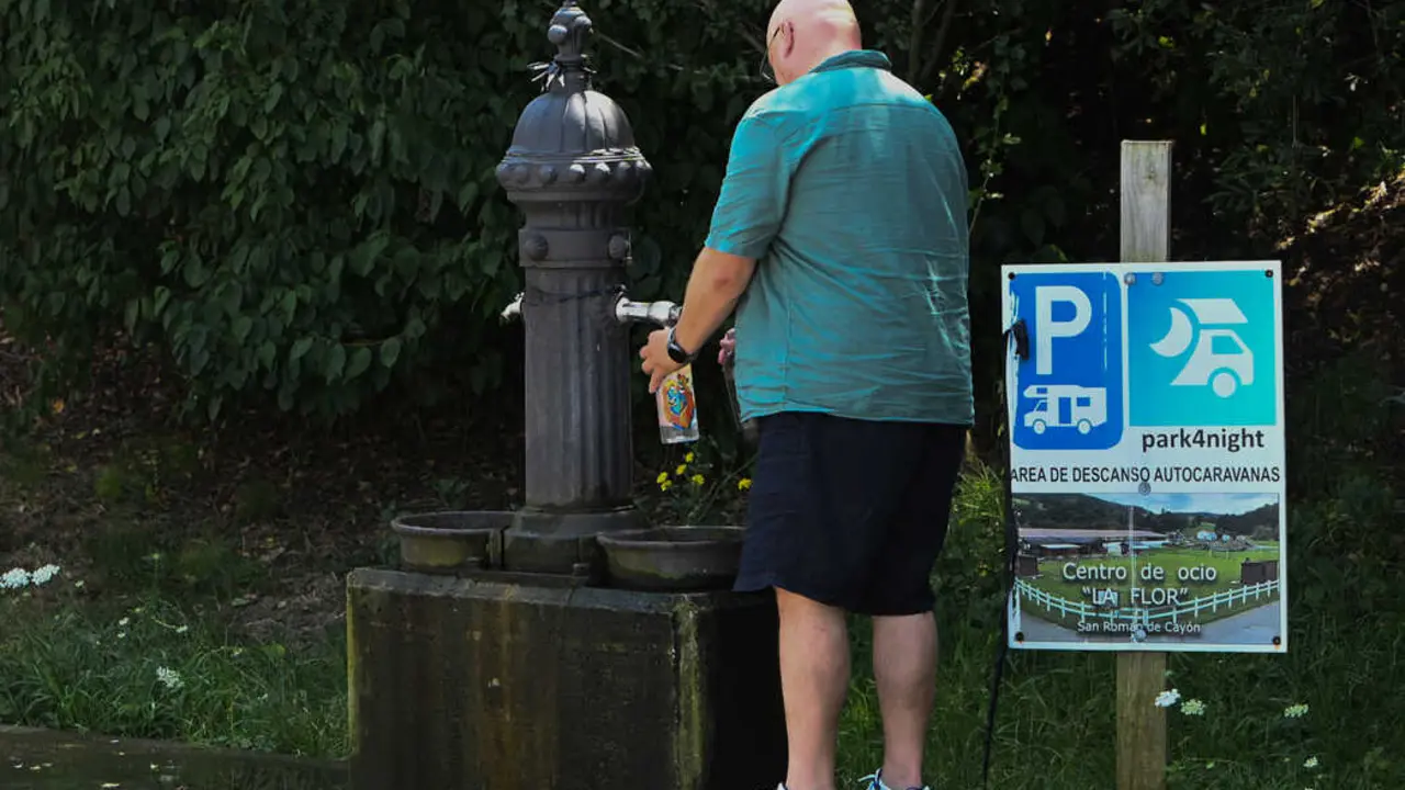 Una persona llena una botella de agua. / EP