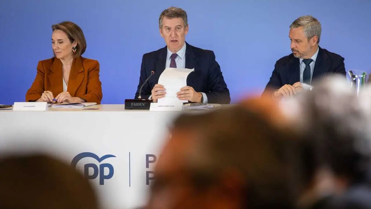 La secretaria general del PP, Cuca Gamarra; el presidente del Partido Popular, Alberto N&uacute;&ntilde;ez Feij&oacute;o y el diputado del PP Juan Bravo. / Alejandro Mart&iacute;nez V&eacute;lez