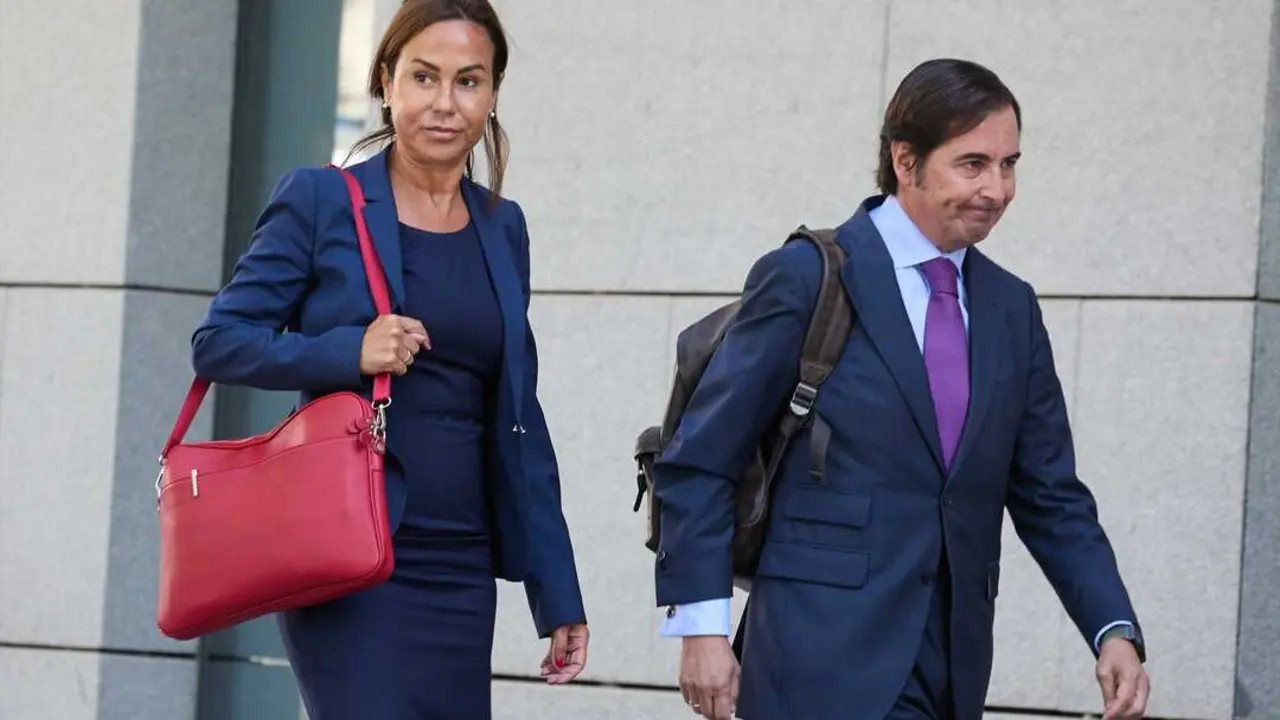 La ex presidenta de Adif, Isabel Pardo de Vera (i), a su llegada a declarar como imputada por el &lsquo;caso Koldo&rsquo;. / Jes&uacute;s Hell&iacute;n