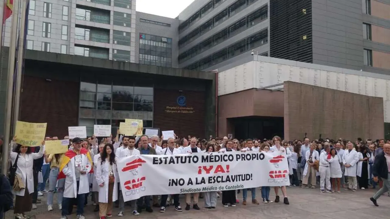 Centenares de m&eacute;dicos reivindican en Valdecilla negociar su propio estatuto. / EP