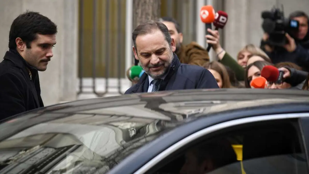 El ex ministro de Transportes Jos&eacute; Luis &Aacute;balos (c) sale de declarar al Tribunal Supremo. / Fernando S&aacute;nchez