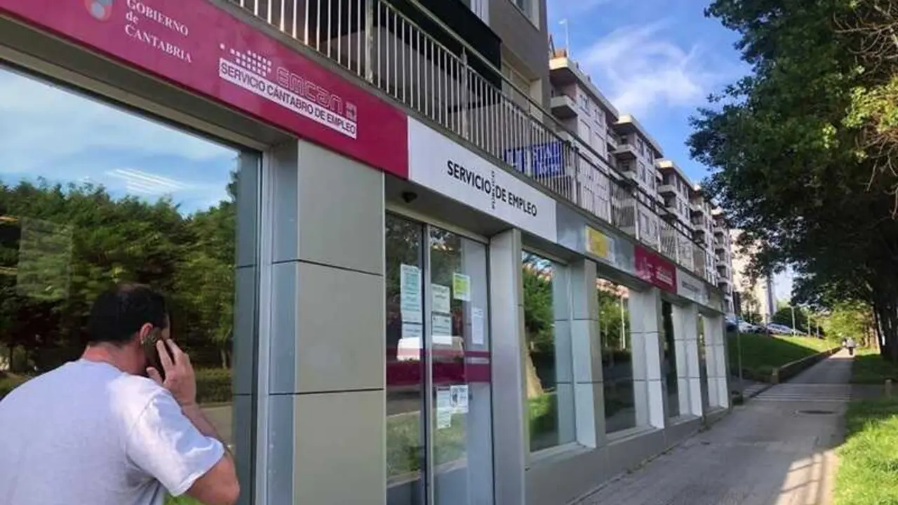 Una persona pasa por la Oficina del Servicio C&aacute;ntabro de Empleo (EMCAN). / EP