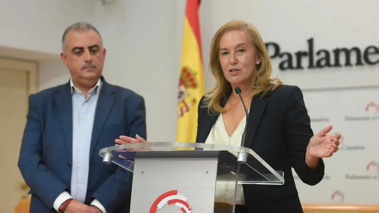 Mar&iacute;a Jos&eacute; Gonz&aacute;lez Revuelta, secretaria auton&oacute;mica del PP de Cantabria, junto al consejero de Fomento, Roberto Media, ayer en rueda de prensa. / Alerta