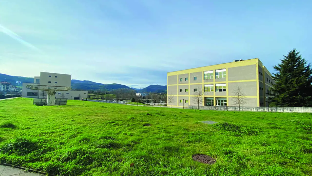 Parcela en Torrelavega donde se construir&aacute; la sede del PCTCAN. / Alerta