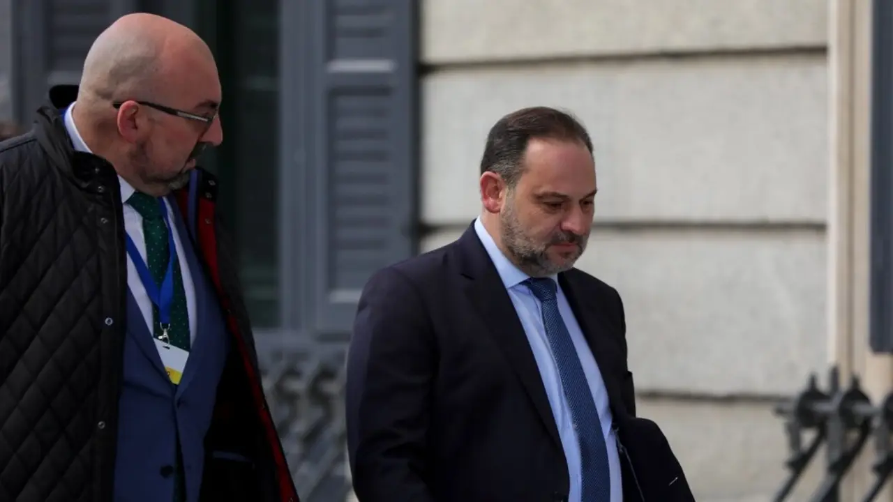 El ministro de Fomento en funciones, Jos&eacute; Luis &Aacute;balos y Koldo Garc&iacute;a Izaguirre a su llegada al Congreso. / Jes&uacute;s Hell&iacute;n