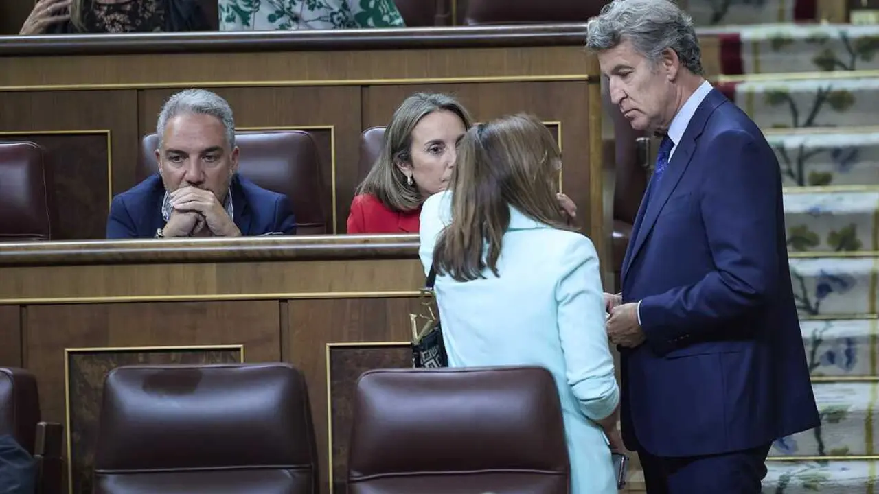 El presidente del PP, Alberto N&uacute;&ntilde;ez Feij&oacute;o (d), durante un pleno en el Congreso de los Diputados. / Jes&uacute;s Hell&iacute;n