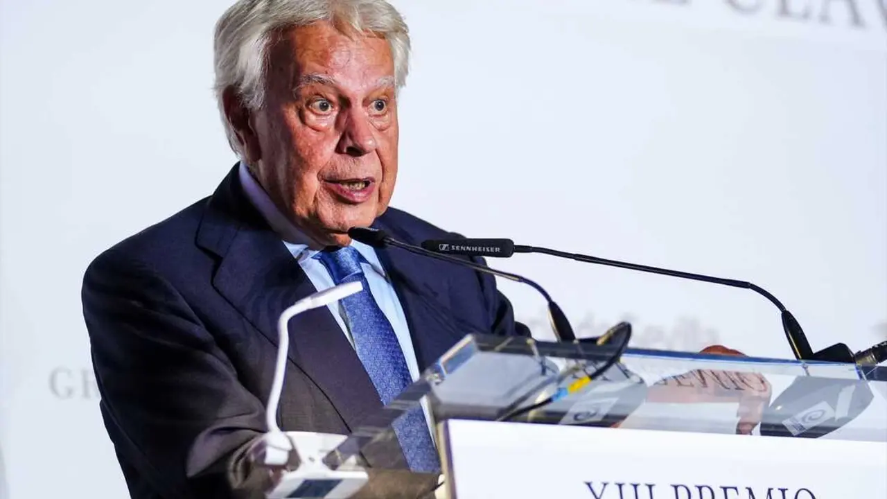 El expresidente del Gobierno Felipe Gonz&aacute;lez interviene en el acto. / Francisco J. Olmo