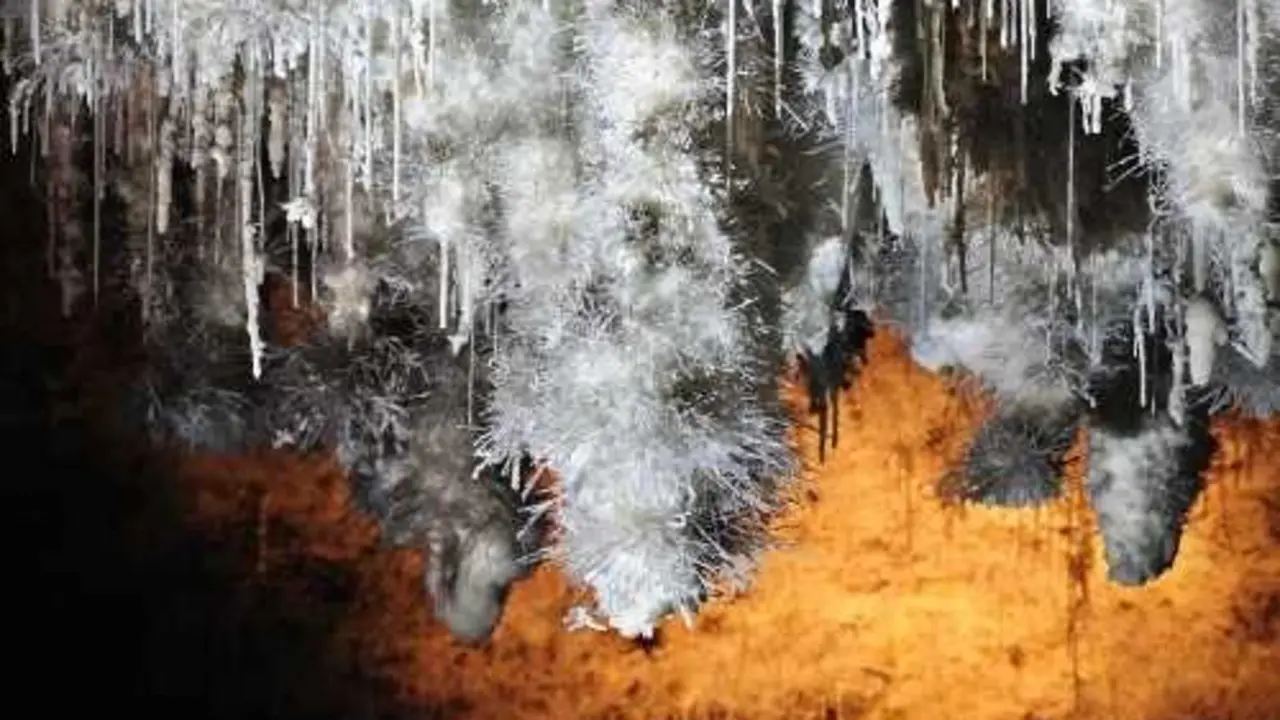 La Cueva de El Soplao, en Cantabria, guarda un enigma fascinante. / EP