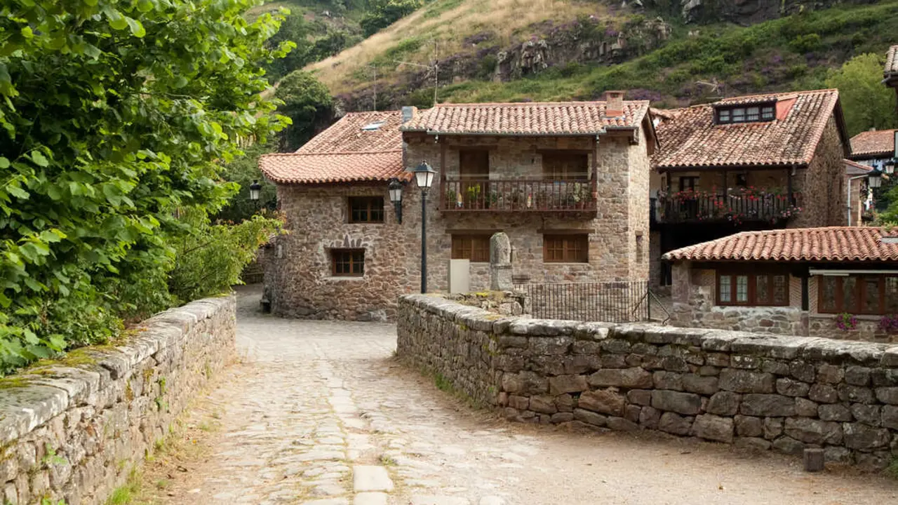 En los montes del norte, su leyenda sigue viva: mitad bestia, mitad sombra, y completamente aterradora. / EP