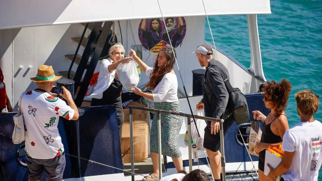 La exalcaldesa de Barcelona, Ada Colau, en una de las embarcaciones de la Global Sumud Flotilla. / Kike Rinc&oacute;n