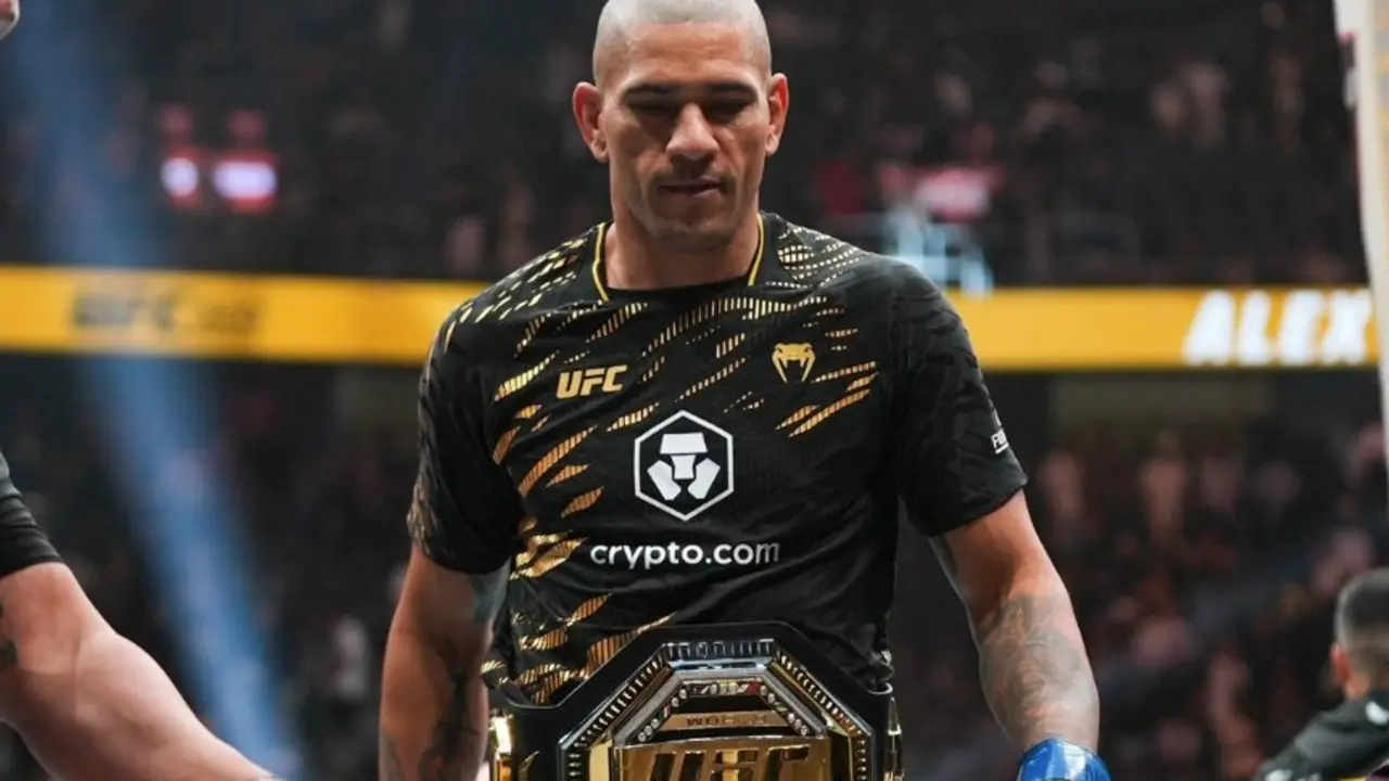 Alex Pereira tras ganar el t&iacute;tulo. / UFC
