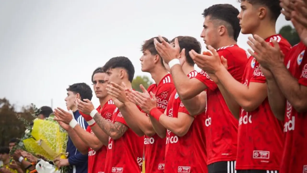 Los jugadores del Laredo durante el homenaje. / CD Laredo