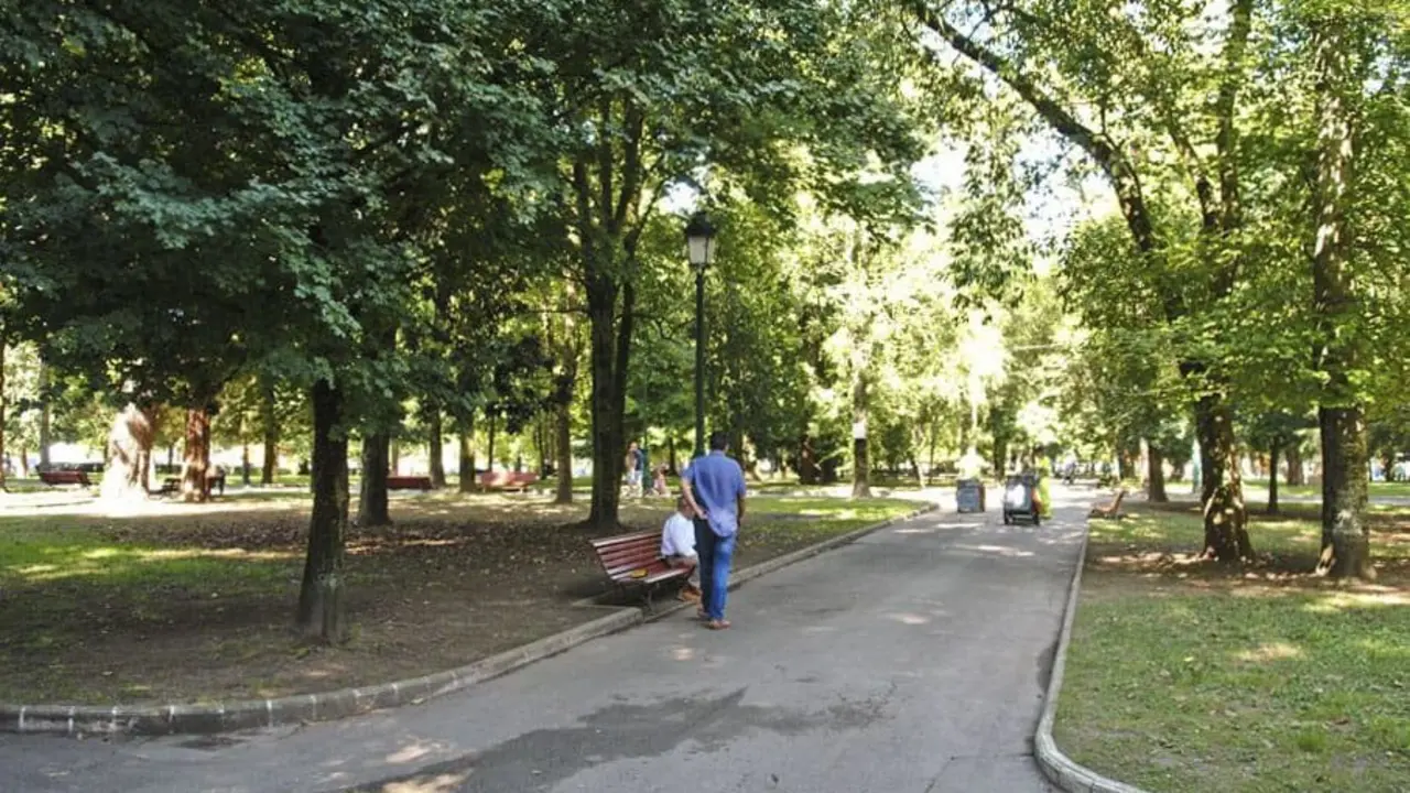 Una persona camina por el Parque Manuel Barqu&iacute;n. / A.E